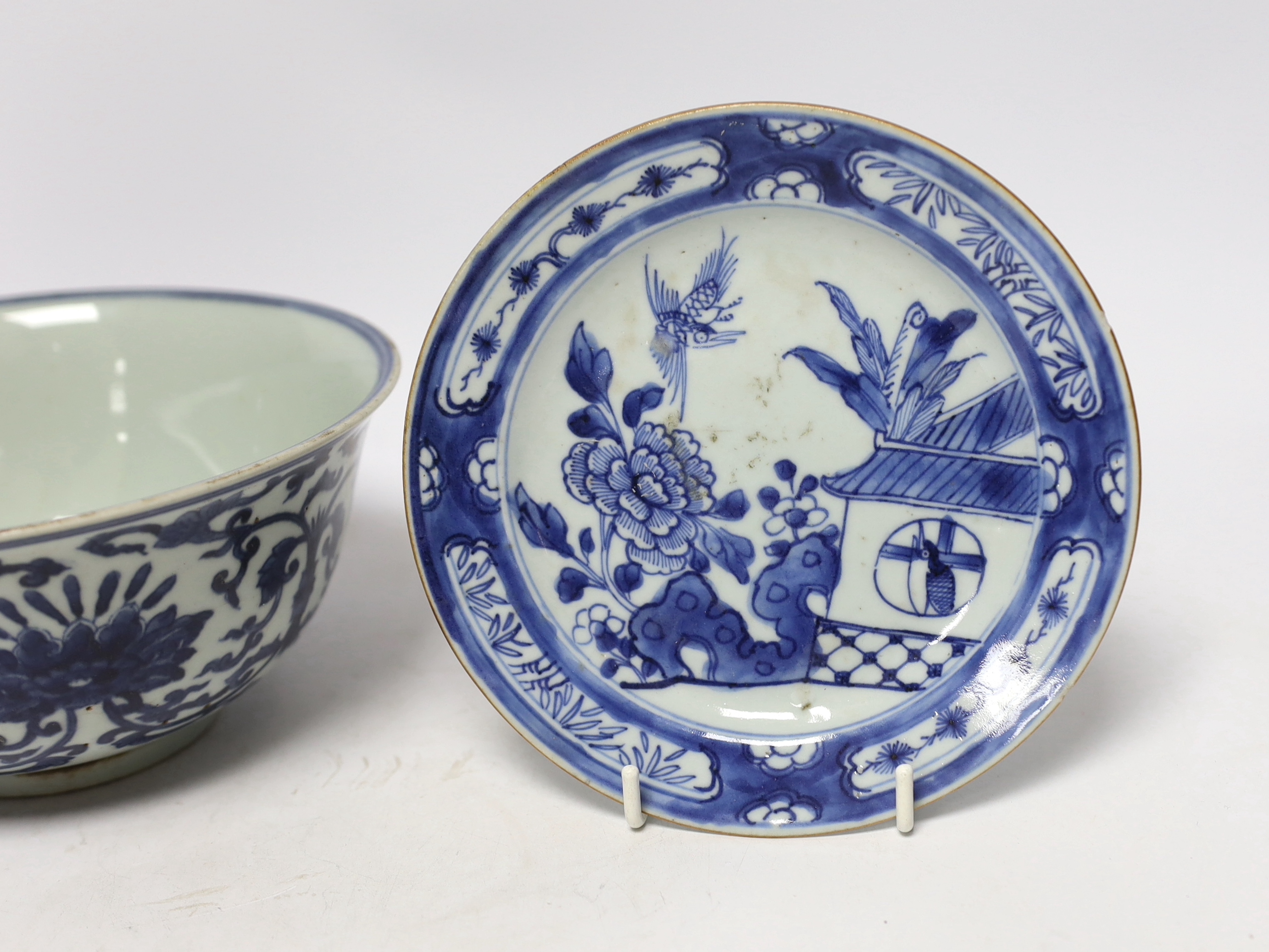 An 18th century Chinese blue and white dish together with a blue and white bowl, 19cm